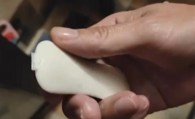舒膚佳香皂洗出刀片？重慶網友稱洗澡時差點被“一刀封喉”，多方