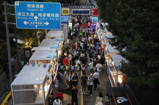 浦東夜濱江系列活動，正大廣場開設出的濱江夜市 李茂君/攝