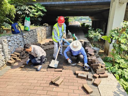 荊門市城區河道管理處開展板磚整平維修工作