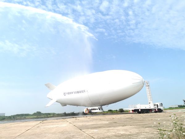 “祥云”AS700載人飛艇順利完成戶外淋雨試驗