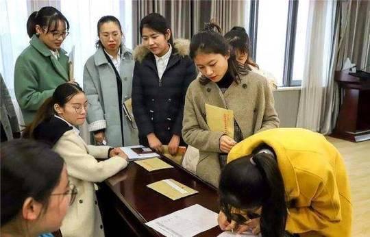 師范生迎來壞消息，中小學教師招聘門檻提升，想當老師要早做打算