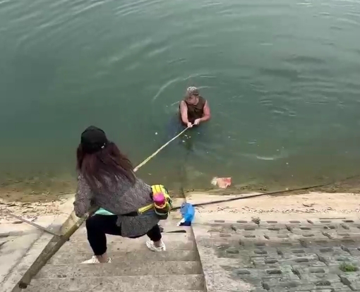 竹竿秒變“救命竿”，兩女子勇救落水男子