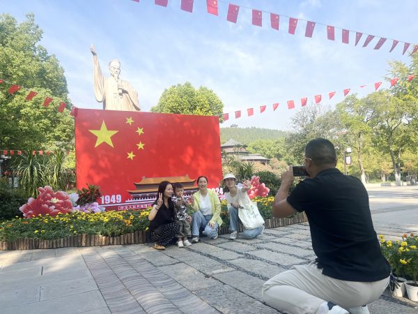 城區龍泉公園廣場扮靚迎國慶